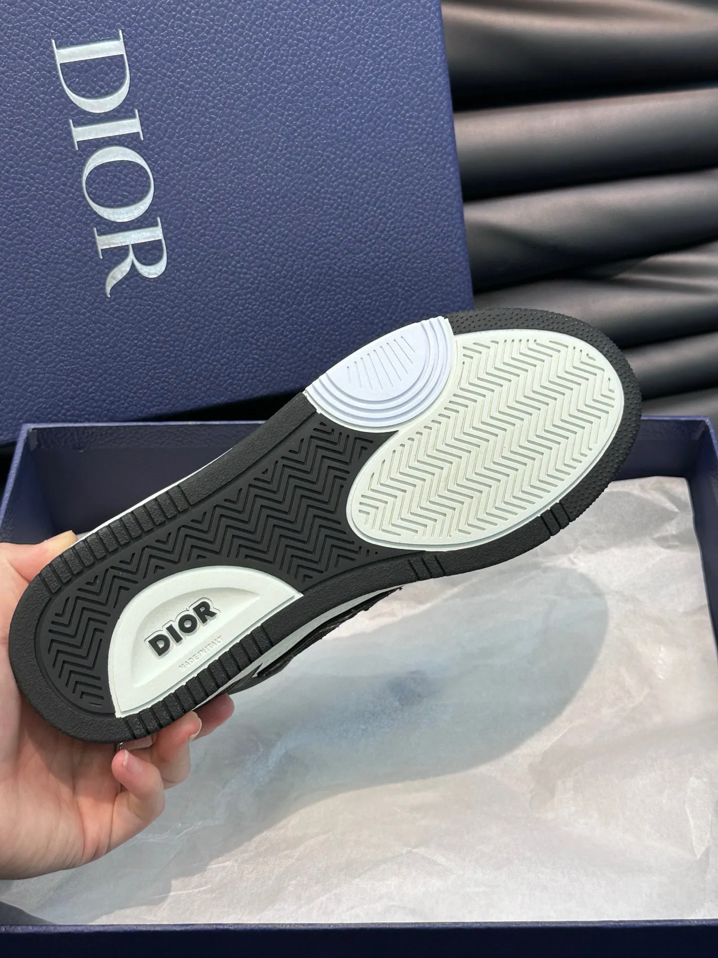 Ex-factory price: 440💰DIOB57 mid-top sneakers are shipped. This B57 mid-top sneaker is a new product in the 2024 spring men's wear series. It reinterprets the basketball shoe design and has become a classic item of Dior. Mid-top lace-up style crafted from color-blocked cow leather with contrasting suede and a CD logo displayed on the side. The tongue is decorated with the Dior B57 logo, and various distinctive details enhance the style. The CD logo eyelet details, upper stitching and rubber panels highlight the dynamic charm of its sports style. With two-color rubber sole, mesh fabric lining and cotton lining for foot padding, the upper foot is comfortable and breathable. Can be paired with a variety of clothing to create a sophisticated look. Code 38-44, (45 can be customized)
